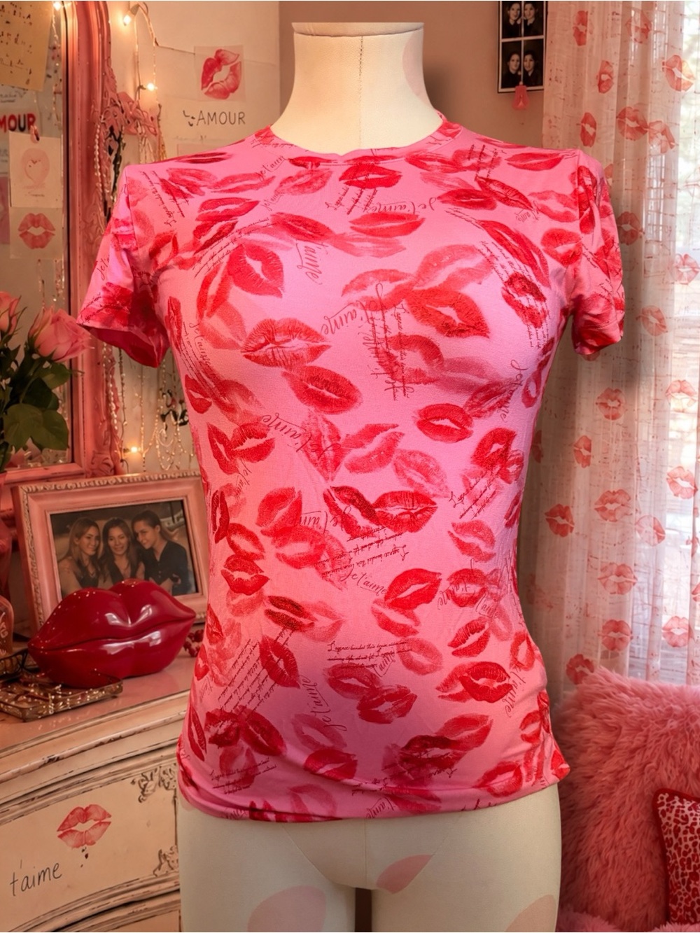 L'AGENCE Ressi Pink Short Sleeve Tee with Red Kiss Print NWT